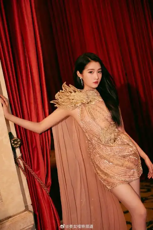 关晓彤香槟粉高定单肩披风短裙