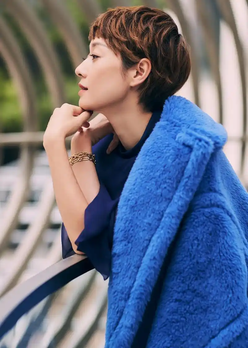马伊琍最新意式大片出炉,钴蓝色的泰迪熊大衣极具突破性与年轻感,搭配