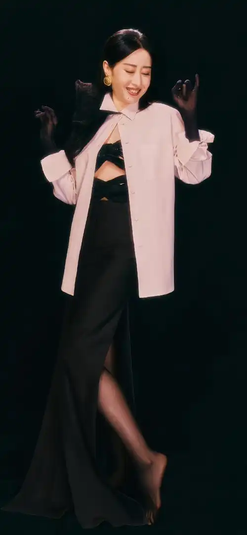 刘敏涛黑色丝袜配红色高跟鞋