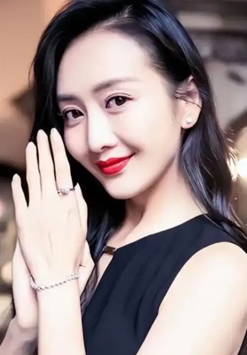 王鸥产后a4腰变水桶腰晒戒指宣誓主权婚姻状态引热议