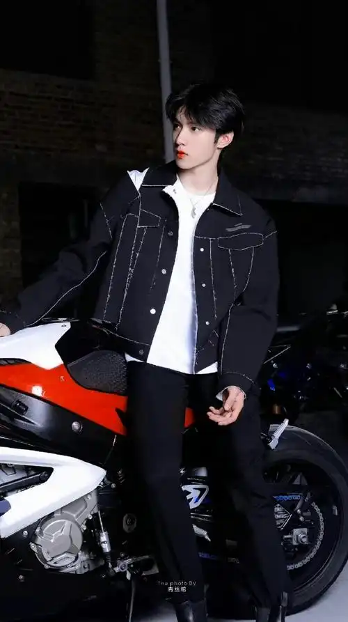 刘耀文晒马术服造型#丨#刘耀文马场随拍#滴滴～刘耀文马场帅气随拍