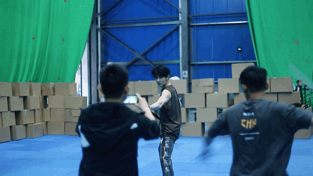 黄俊捷摸夏之光腹肌