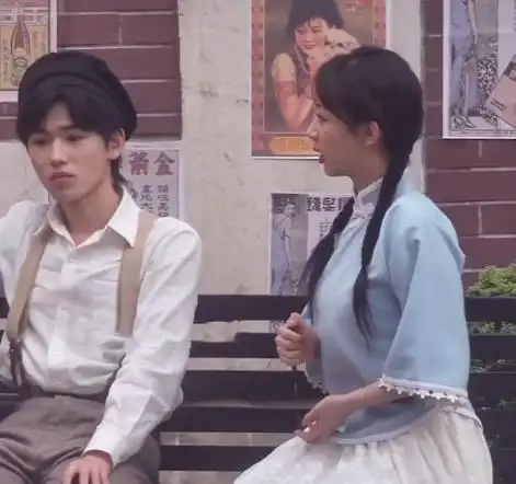 杨紫新综艺路透曝光,穿民国学生装,跟宋亚轩坐一起太养眼