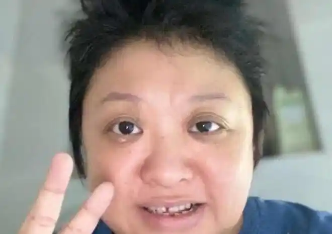 49岁韩红暴瘦40斤腹部平坦着装朴素难挡好状态