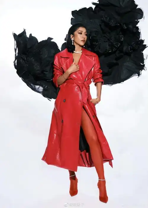 吉克隽逸脖子上别了黑玫瑰