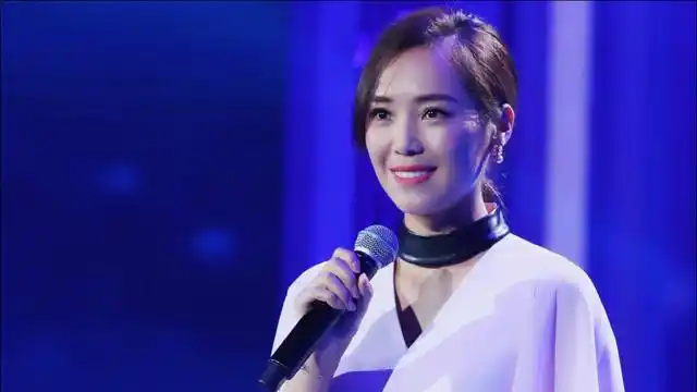 云朵深情传唱《西海情歌》,嗓音婉转悠长深情,太厉害了!