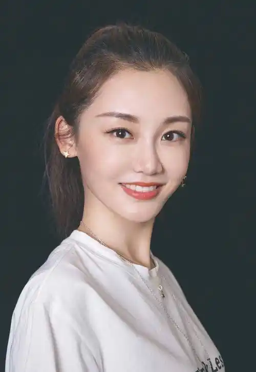 苗苗:清澈明亮眼神与身材完美,无论穿什么都美丽动人!_眼睛_魅力_观众