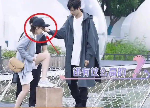 难怪剧里只有上半身,画面下移后,全是"辣眼睛"的尴尬全景!