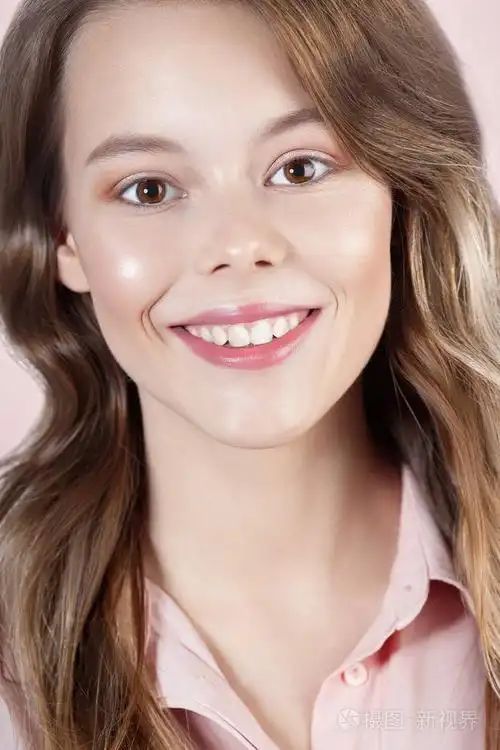 年轻漂亮的女孩与干净完美的皮肤特写.美画像