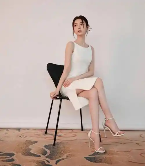 毛晓彤清纯写真,大秀白皙脚丫