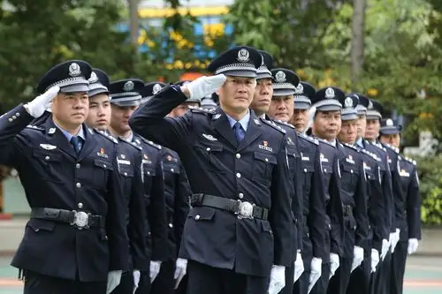 队列指挥大比武中民警敬礼.jpg
