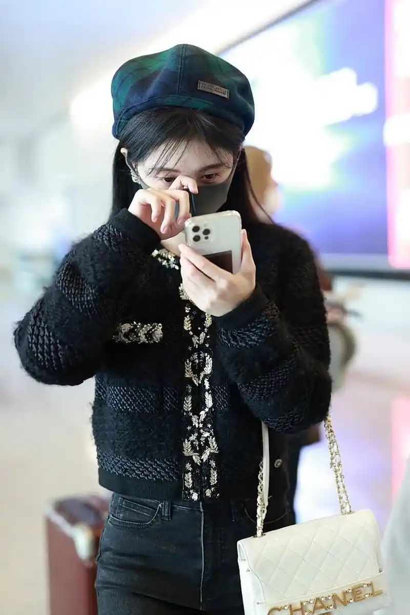 应对降温穿搭术# 鞠婧祎太会穿了,身穿黑毛衣配紧身裤娇小可人