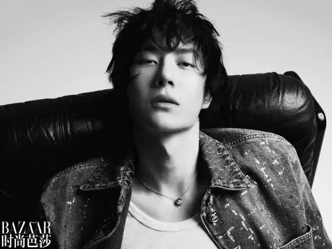 时尚芭莎 王一博##王一博素颜大片##封面大赏##王一博卷毛吐舌