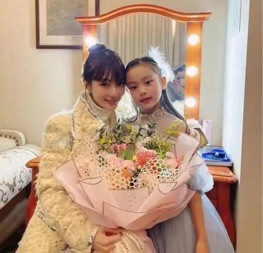 李小璐节日晒女儿成长记录,对贾乃亮的态度一目了然_妈妈_祝福_母女