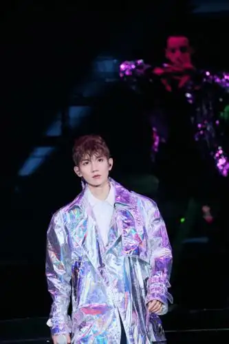 王源2019源演唱会南京开唱惊喜环节引粉丝落泪