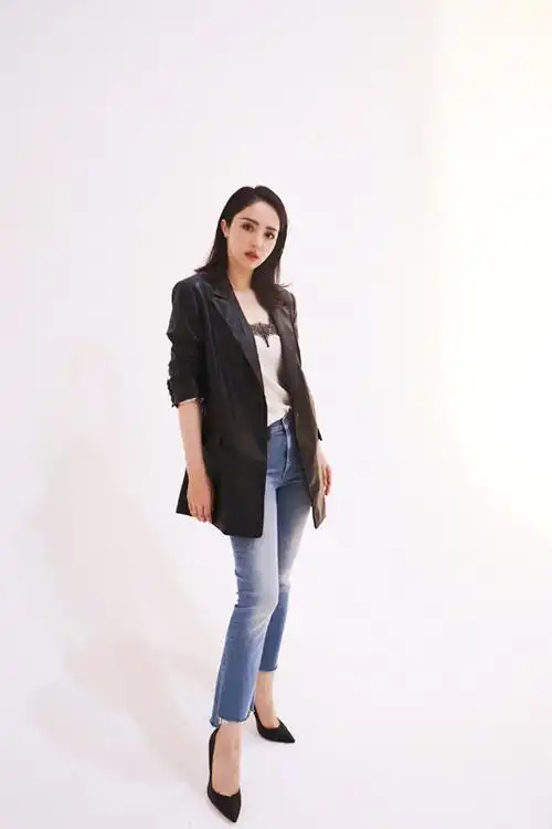 董璇晒街拍穿白色齐肩上衣搭黑色工装裤怎么看怎么气质好