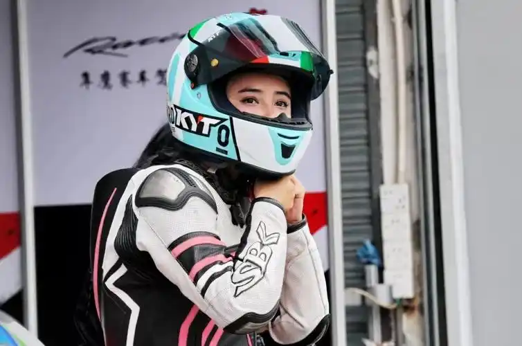 珠海三小时耐力赛里的"女飞侠" 贾天双