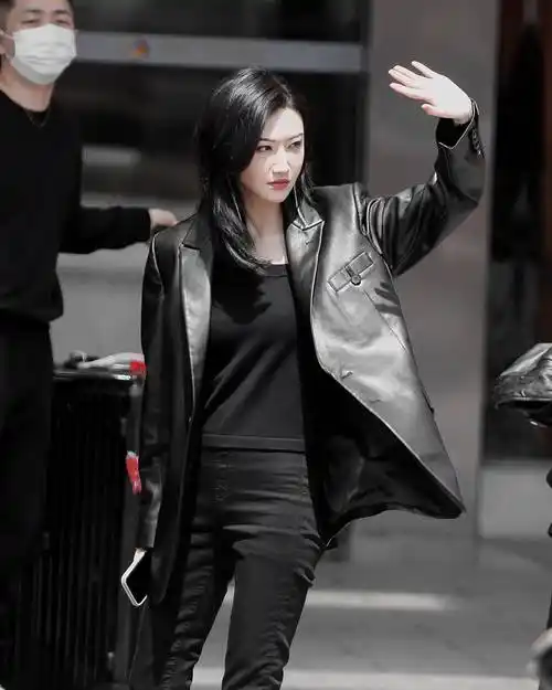 景甜换回现代装太拉风,一身黑色内搭配皮衣,走姿霸气眼神更犀利_形象