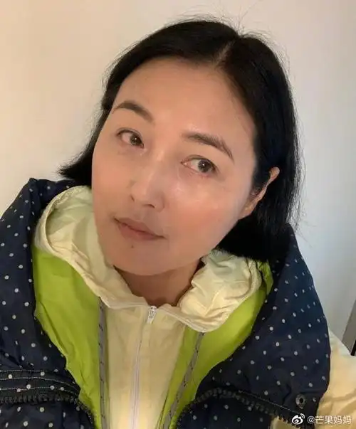 新浪娱乐讯 4月6日,张延微博晒出四张素颜近照,再现"男人婆"短发,一如