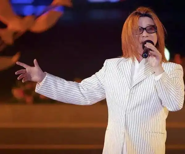 硬是邀请到了百位歌手献唱的小伙子——郭峰,他为华语流行音乐翻下一