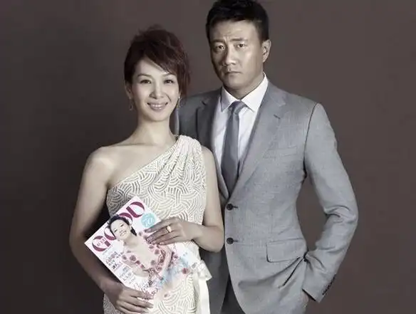 下面来看看胡军的老婆,卢芳~      卢芳是北京人艺的话剧演员,年龄