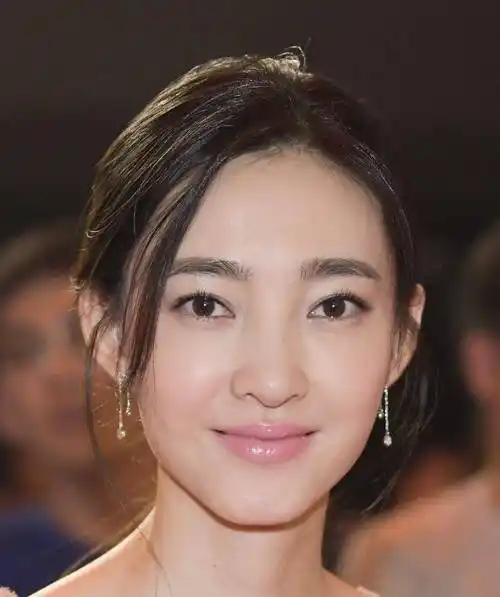 让我们祝福他们吧,王丽坤老公是今年 8 月才被曝光的