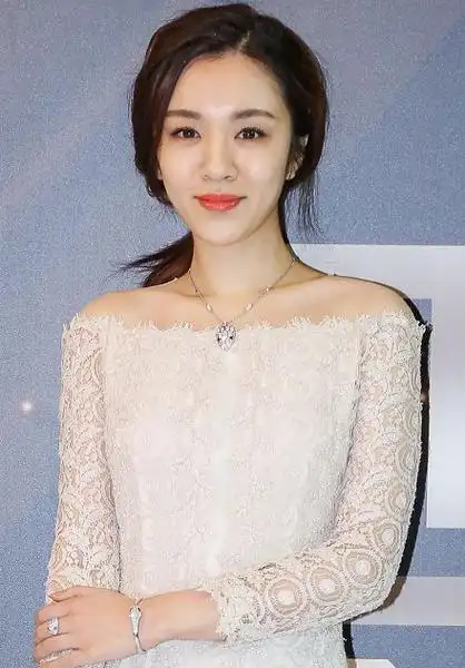 王晓晨魅力无敌了,穿白色露肩连衣裙高贵优雅,气质很难不点赞|蕾丝|上