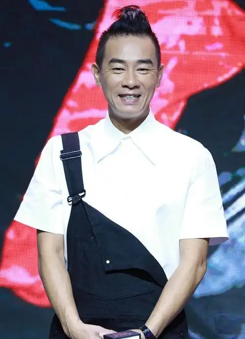 在这一期节目中,陈小春不仅带来了经典歌曲《算你狠》,更是与歌迷分享