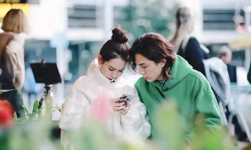 戚薇李承铉出游新西兰,穿棉服舒适保暖,戚薇扎丸子头美回18岁_肌肤