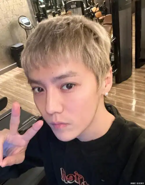 34岁鹿晗现身北京机场一头黄发显时尚模样年轻看似撞脸陈冠希