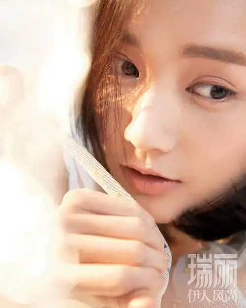 李一桐爱笑的眼睛里时而透露着灵动俏皮