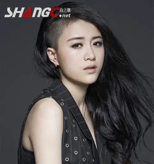 娱乐 综艺 > 蒙面唱将爱嗑瓜子的猫是谁  有网友猜测此人可能是李嘉格