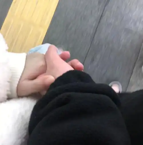 情侣牵手照