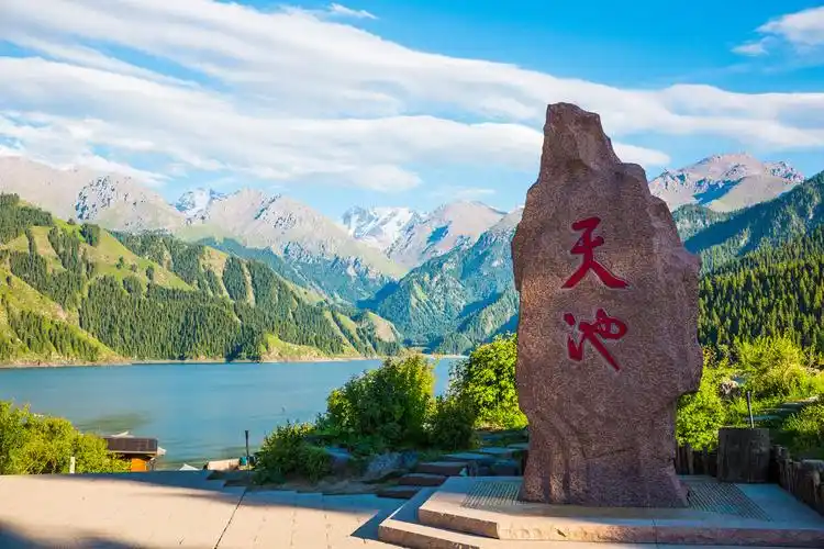 天山天池镶嵌在天山的一颗明珠落入凡间的仙界瑶池