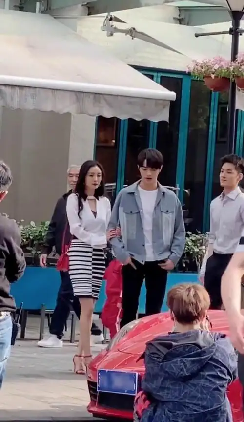 杨幂许凯爱的二八定律路透二人似姐弟幂幂身材超a惹人羡