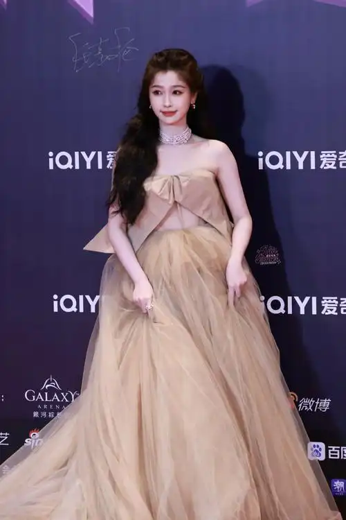 虞书欣裸色抹胸长裙##虞书欣公主来啦##尖叫之夜红毯##今日星拍放送