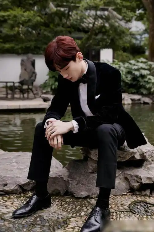 白敬亭出席电视剧品质盛一身黑色西装犹如帅气贵公子