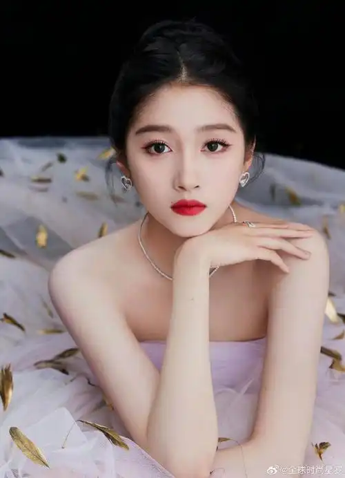 关晓彤#关晓彤身穿鎏金羽毛纱裙出席活动,随风摇曳带来仙气飘飘之感