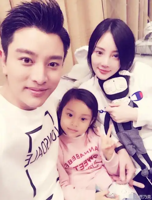 贾乃亮晒一家三口全家福庆生 直呼"好幸福"