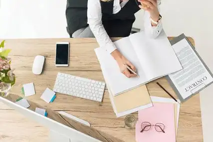 职场女性做文书工作的视角照片