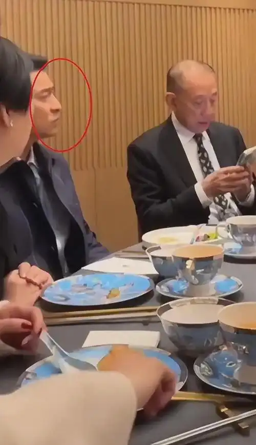 62岁刘德华饭局照曝光陪大佬吃饭显拘谨小心翼翼夹菜阿sa作陪