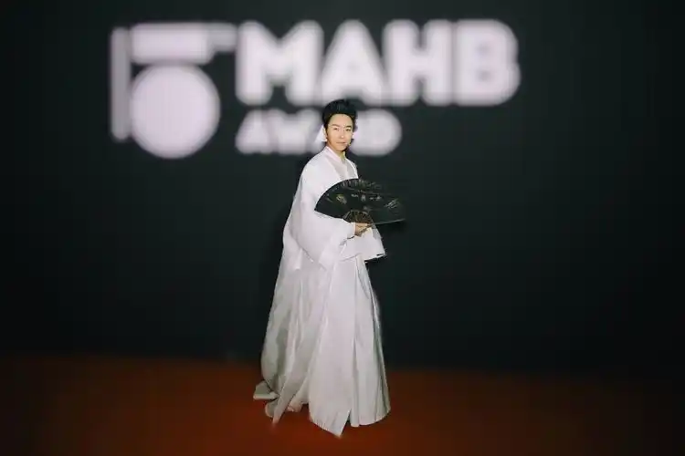 李玉刚飘飘欲仙解锁时尚盛典,透视装很撩人 粉丝:好想扑上去!