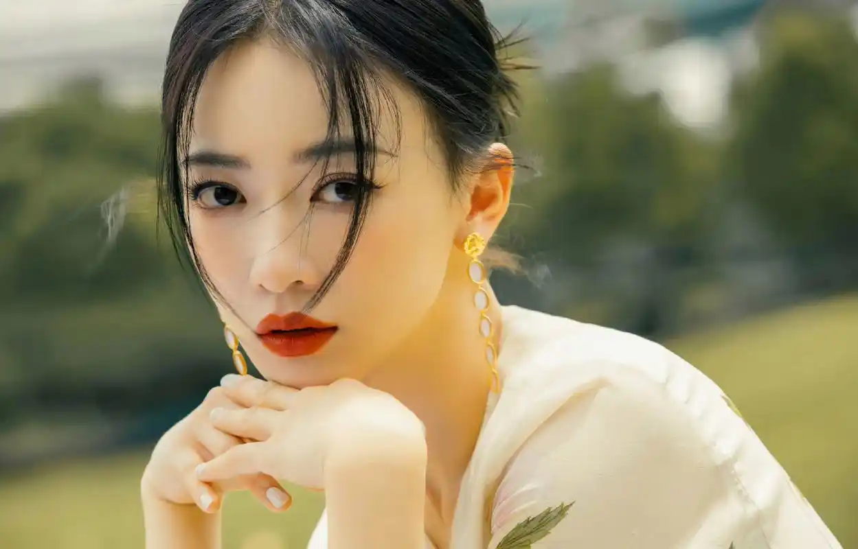 吴谨言# 甜美清纯的笑容,白皙水嫩的肌肤,纤瘦高挑的身材,清新脱俗