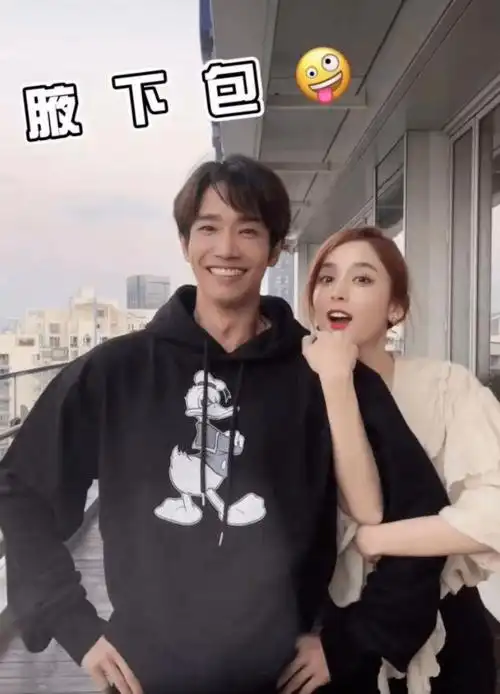 为了扮演腋下包,古力娜扎紧紧地挽着刘以豪的胳膊,脸上止不住的甜蜜.