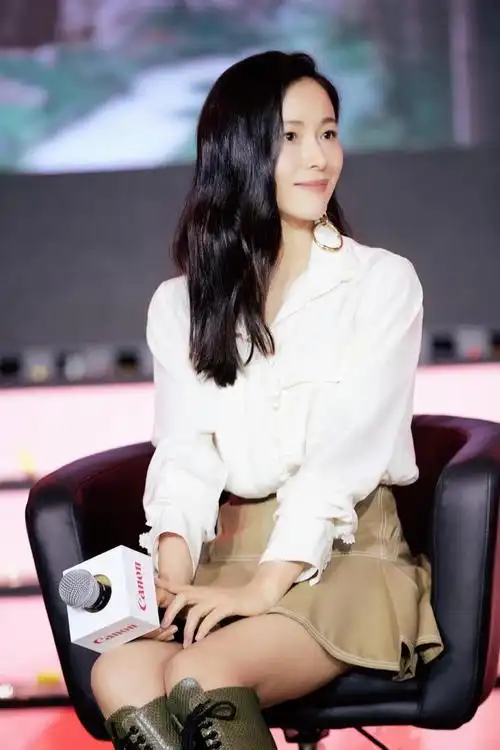 江一燕把钥匙扣当耳环戴,衬衣短裙美回18岁,和陈坤配一脸  第1张