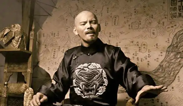 他是李连杰的徒弟,成龙吴京见了礼让三分,如今37岁身价数十亿_向佐