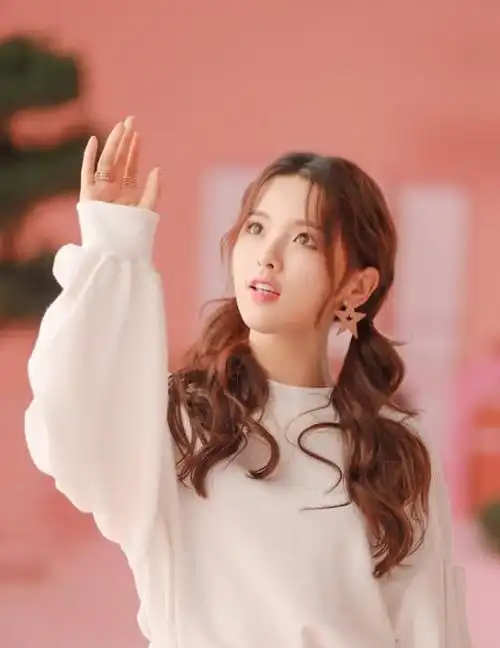 20岁杨超越又绑双马尾,穿水手服搭配超短裤秀大长腿,气质好清纯|发型