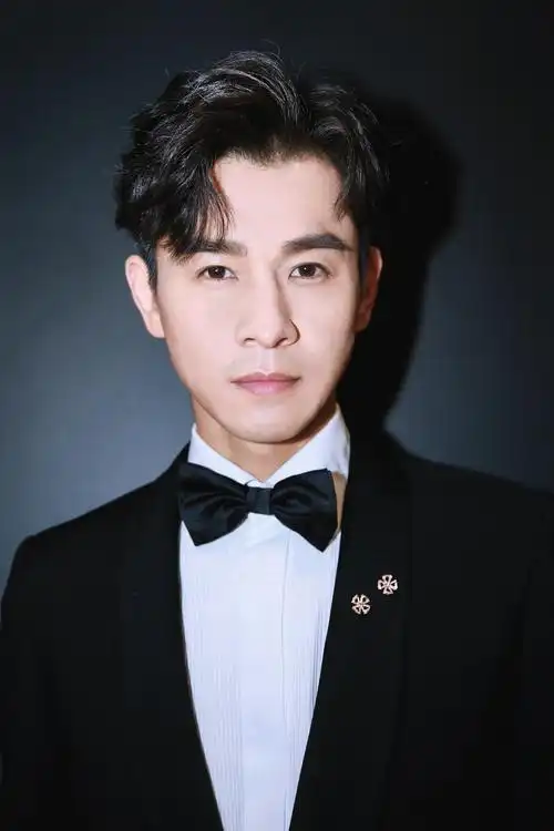 当天,乔振宇一身帅气利落的黑色西装礼服亮相,优雅自在,气质非凡.