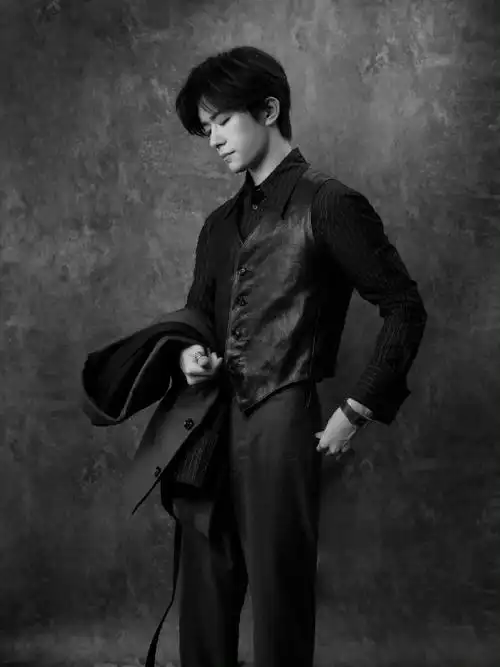 好喜欢易烊千玺黑白色调的照片,具有特别强烈的视觉冲击力,呈现出迷人