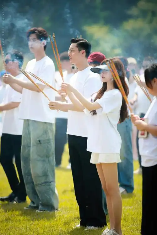 许我耀眼阵容官宣##赵露思陈伟霆新剧设定##许我耀眼开机